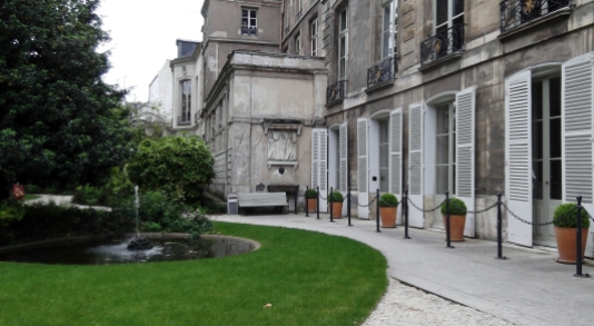In the backyard of the Archives Nationales